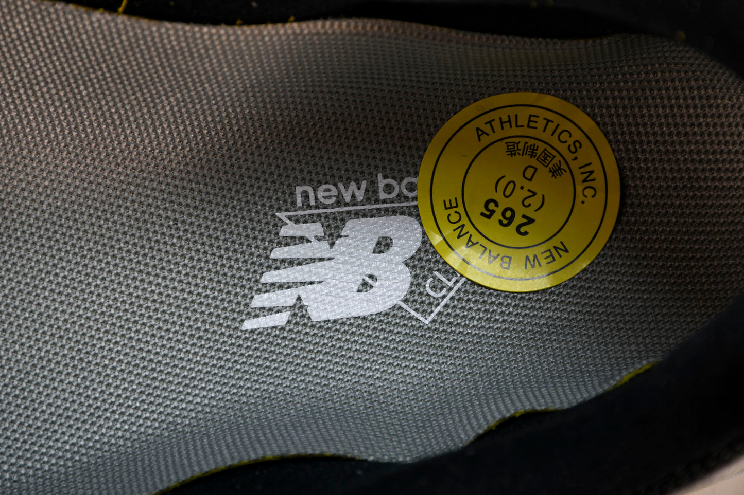 NB 992 'Black Grey Volt'