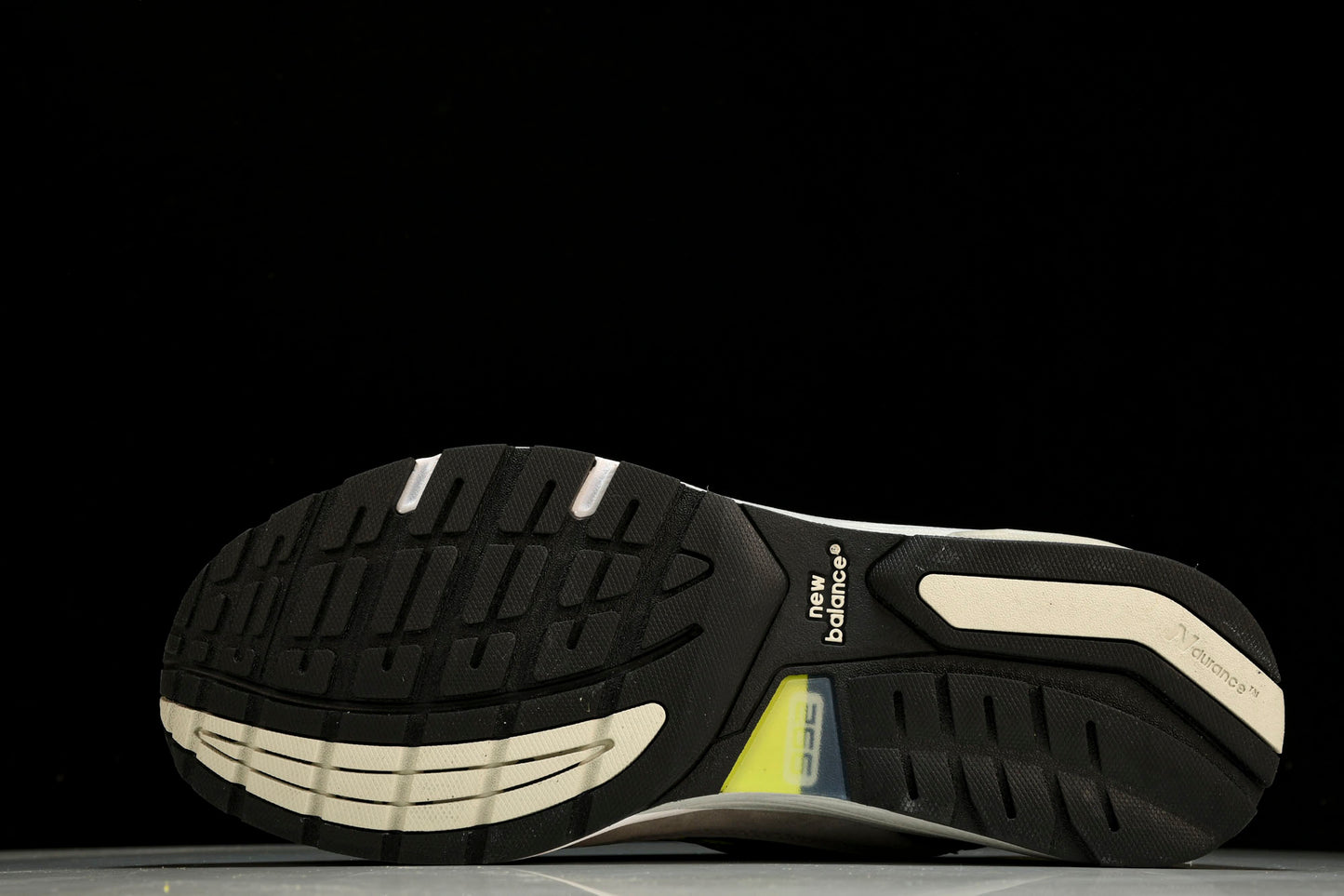 NB 992 'Black Grey Volt'