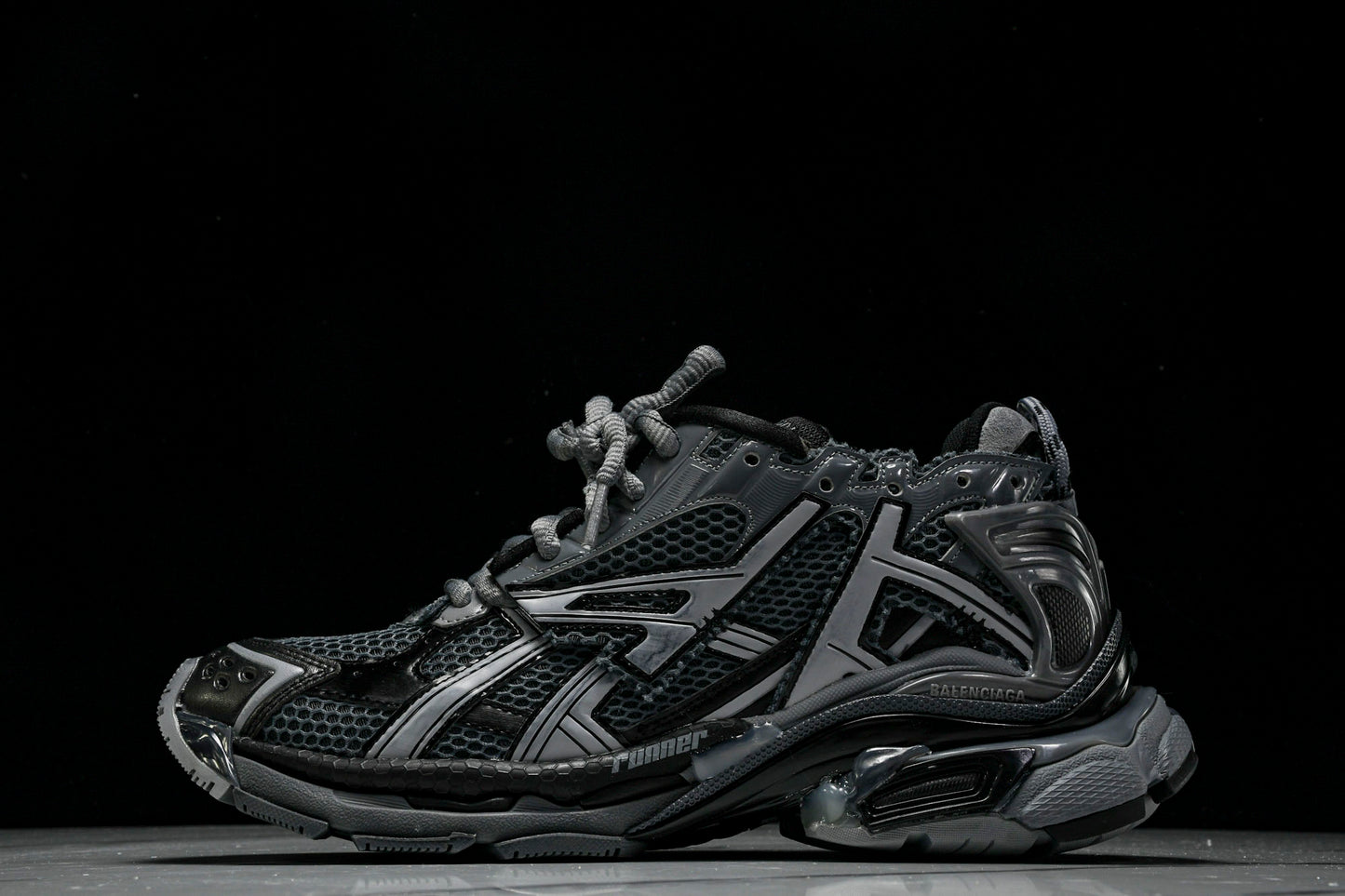 Runner 'Dark Grey Black'