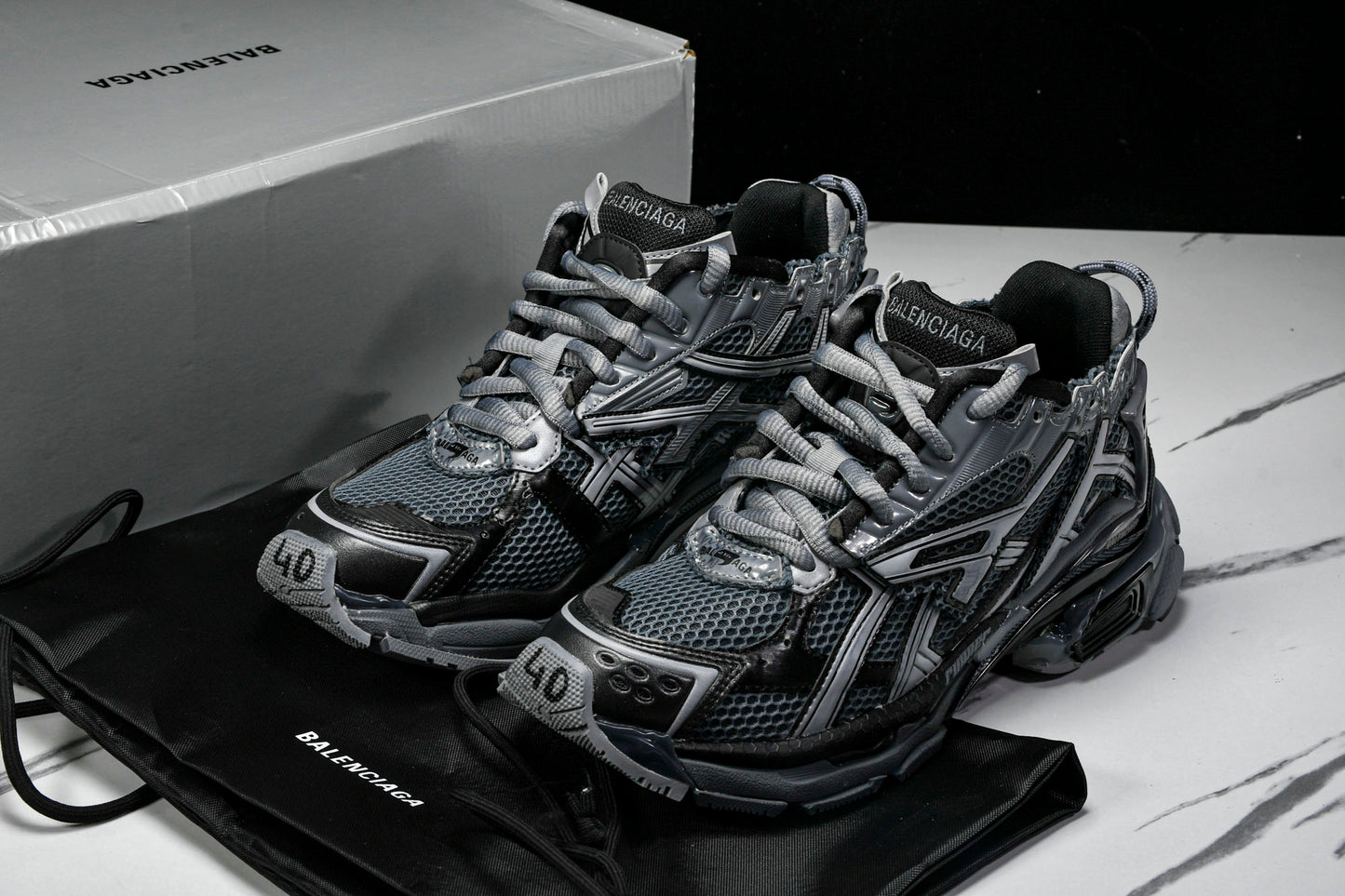Runner 'Dark Grey Black'